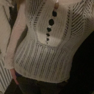 Vit stickad tröja med knappar - Snygg vit stickad tröja med utsvängda armar. Säljer på grund av att det inte är min stil❣️