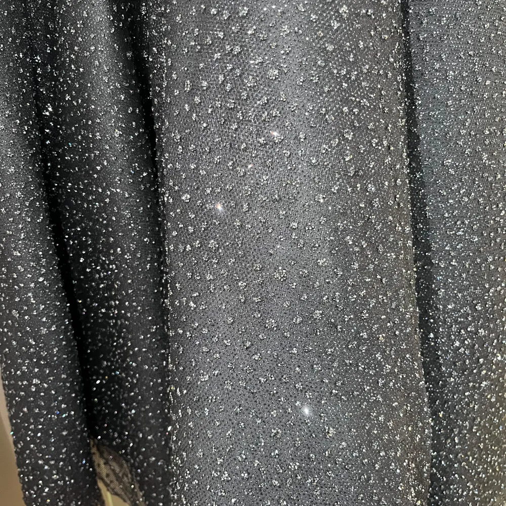 Säljer en fantastisk glittrig långklänning i silver med långa ärmar. Klänningen har en elegant design med en vacker glittrig yta som fångar ljuset perfekt. Perfekt för speciella tillfällen där du vill glänsa lite extra. 💫. Mekot.