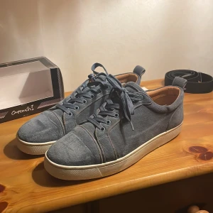 Blåa loubs  - Snygga blå sneakers från Christian Louboutin med klassisk röd sula. Skorna har snörning och en stilren design som passar perfekt för en avslappnad look. De är tillverkade i ett mjukt material som ger en bekväm passform. Skick 8/10 riktigt feta och stilrena 🍾kvitto finns
