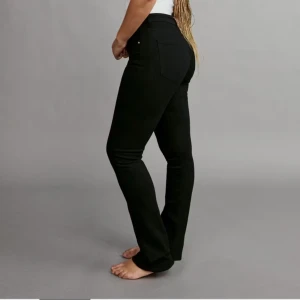 Bootcut Jeans  - Jättesnygga svarta jeans från gina tricot. Aldrig använda och köpta för 499 kr. Pris kan disskuteras.. Skriv för egna bilder💞