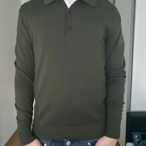 Olivgrön pikétröja - Snygg olivgrön pikétröja 