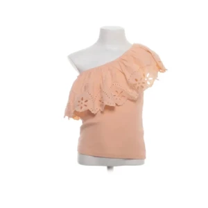 orange topp - super fin volang topp från zara. i storlek 164,  lite liten på mig som har xs/s