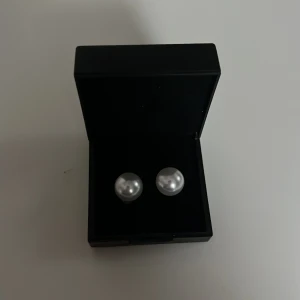 Pärlörhängen i silverfärg - Eleganta pärlörhängen med silverfärgad bas. Perfekta för att ge en klassisk touch till din stil. Kontakt gärna om du är intresserad❣️