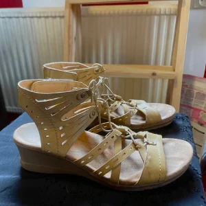 Beiga strap sandaler  - Super snygga och sköna beiga boho sandaler men fina straps och kilklack🧡 Perfekta för vardagssandaler eller för en antik tema outfit!  Har inte plick köp påslaget då jag också säljer på Vinted, men skriv så slår jag på! 