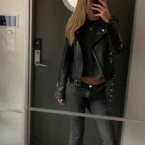 Svart skinnjacka - Snygg svart skinnjacka med dragkedja och knappar. Jättebra skick och jättefin men använder inte längre. Pris kan diskuteras. 