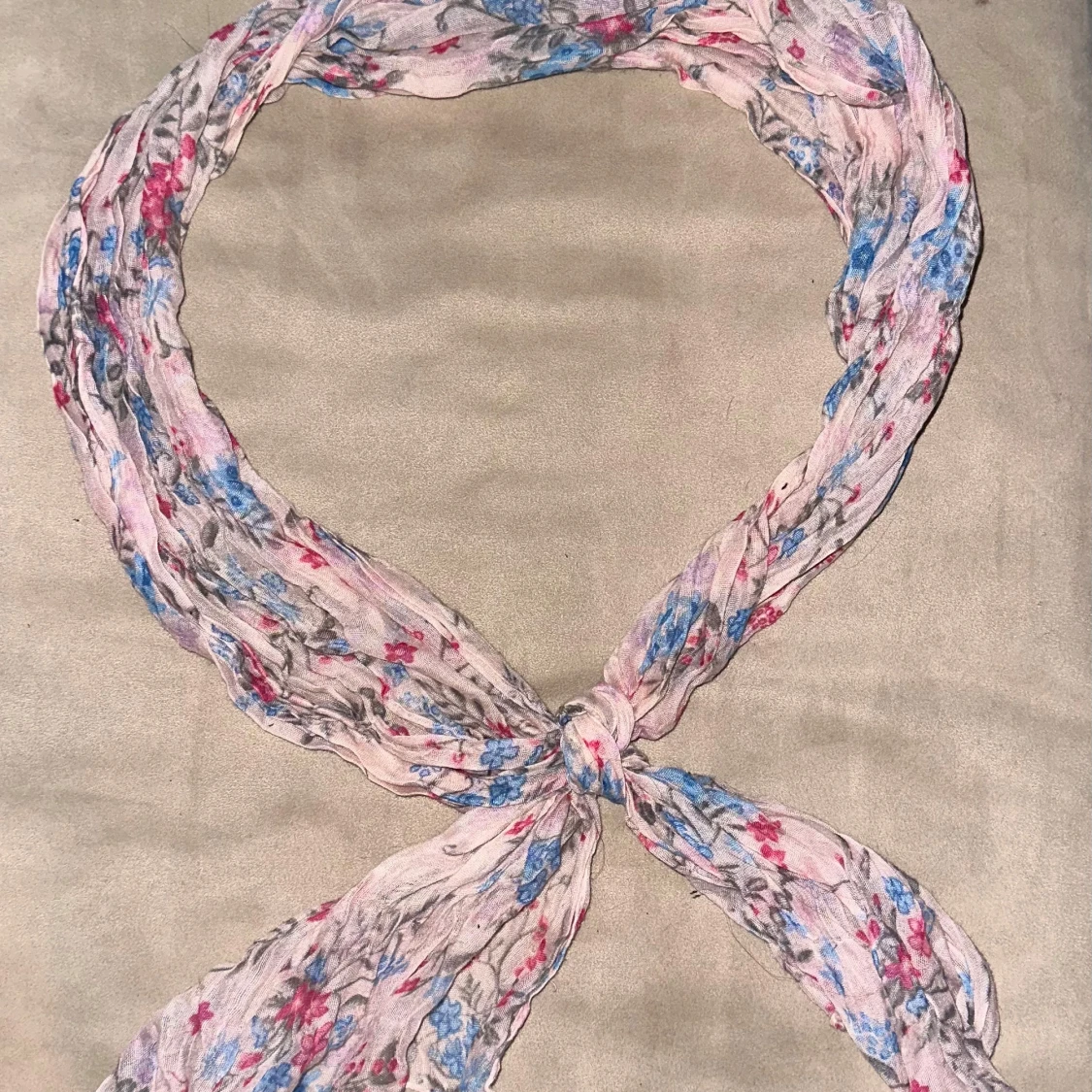 Blommig halsduk i ljusa färger