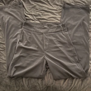 Svarta byxor från Bik Bok - Snygga svarta byxor från Bik Bok i storlek XS. De har en klassisk design med en rak passform och är perfekta för en stilren look. Byxorna är tillverkade i ett mjukt material som ger en bekväm känsla hela dagen.