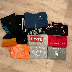 Blandade barnkläder  - Blandade barnkläder från fina märken som Peak, Gant och Ralph Lauren, både för kille och tjej. Träningskläder, T-shirtar, huvtröjor mm. Lite olika storlekar; XS, S, 152, 158, 164, 170. Fint skick. Säljer allt i ett paket för 350kr. 