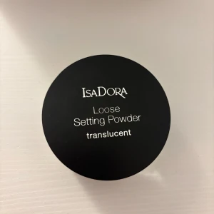 IsaDora Loose Setting Powder - Translucent löspuder från IsaDora som hjälper till att fixera sminket och ge en matt finish. Perfekt för att hålla sminket på plats hela dagen. Kommer i en praktisk burk med skruvlock. Endast öppnat o provat en gång! 