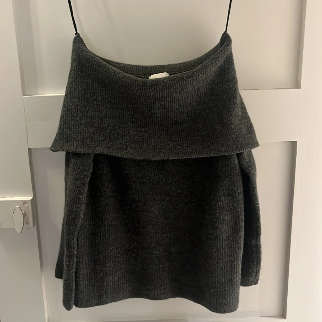 Mörkgrå offshoulder tröja - 90