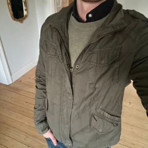 Olivgrön field jacket - Riktigt fet grön safari jacka. Storlek L, passar mig som har M bra också. Bra skick!