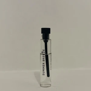 Summer Breeze parfymprov från Essnce - Upptäck doften ”summer Breeze” med detta parfymprov från Essnce. Den kommer i en liten glasflaska som är på 2ml från början.