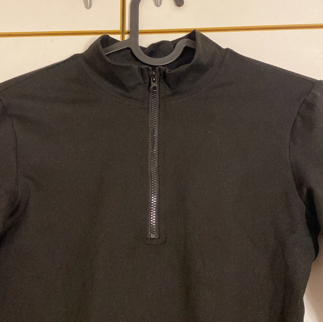 Svart långärmad tröja med dragkedja - 2