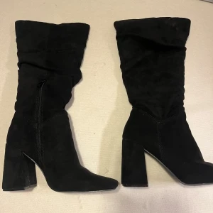 Svarta boots - Snygga svarta boots☀️använda en gång☀️