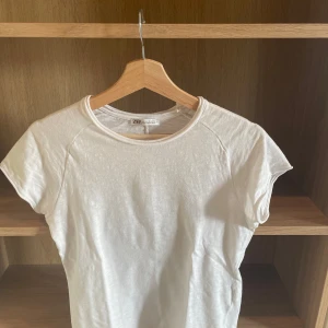 Vit t-shirt från Zara - Vit T-shirt från zara 