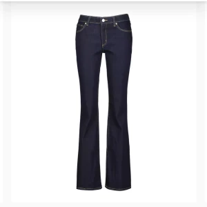 Mörkblå bootcut jeans -  mörkblå bootcut jeans med låg midja och kontrastsömmar. Använda mindre än 10 gånger. Skitsnygga men tyvärr för små för mig. Passar någon med en större 36a eller liten 38. Jeans storlek 27 och passar mig som är 172 men har korta ben. 1000 kr nypris 