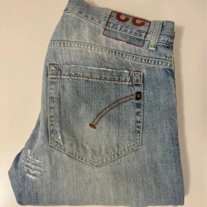 Dondup George - Säljer ett par riktigt feta dondup George jeans med snygga slitningar || Storlek 32 || Skick 8/10 || Nypris ligger runt 3000 kr mitt pris 699 kr! || Hör av er om ni har frågor, pris går att diskutera vid snabb affär!!