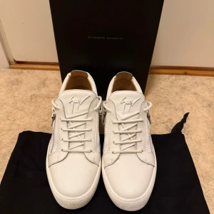 Giuseppe Zanotti Skor - Ett par hel vita Giuseppe Zanotti Skor tillvärkade i äkta kalvskinn från Italien 🇮🇹 . Väldigt fräscha och rena utan defekter då de endast är använda 2 gånger. Skick 9,5/10. Storlek 42 men kan även passa 43! Allt og medföljer (Box, dustbag, och certifikat osv). Skorna är självklart äkta!                                                                                     Hör jätte gärna av er vid eventuella frågor eller bytesförslag! 🤩🤝