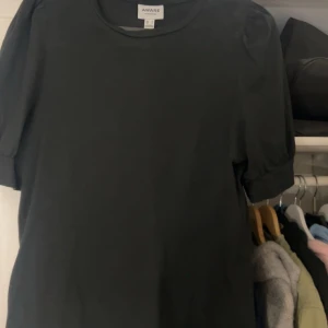 Svart topp från Aware - Jättefin t shirt som aldrig kommit till användning 🌅🌅🌅🥰🥂🥂💞✌🏽✌🏽