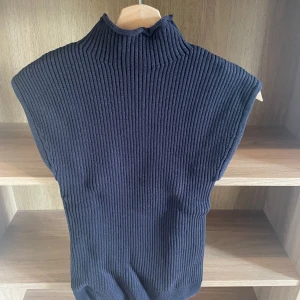 Marinblå ribbad ärmlös topp - Superfint topp från zara! Helt oanvänd 