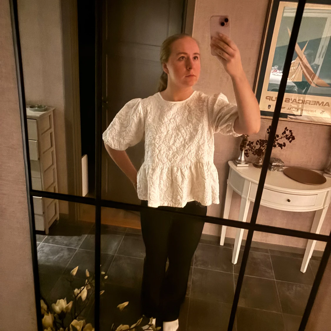 Vit blus med puffärmar