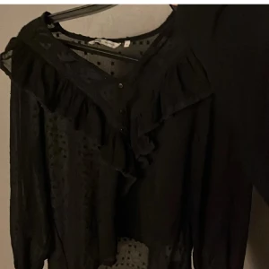 Jätte fin svart volang blus - Jätte fin svart volang blus ifrån ONLY i jätte fint skick, knappt använd.