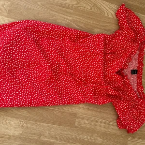 Klänning S - Använd men mycket fint skick! Plisserad på baksidan 