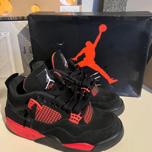 Jordan 4 Red Thunder - Jordan 4 Red Thunder strl 43 i nyskick, använt 1 gång 10/10 skick. Allt OG medföljer. DM vid fler frågor/bilder‼️Pris diskuterbart
