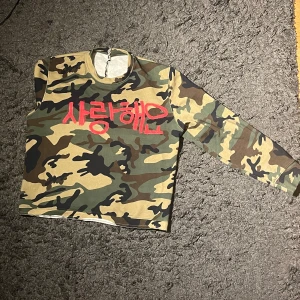 I LOVE YOU IN KOREAN camo shit - Homemade sweater with hand painted text