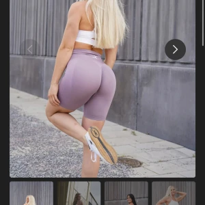 Lila cykelshorts - Snygga lila cykelshorts perfekta för träning. De har en tight passform och är högmidjade för extra komfort. Materialet verkar vara stretchigt och andas bra, vilket gör dem idealiska för intensiva träningspass.