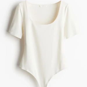 Body från H&M, slutsåld! - Body som passar både till vardags o fest, slutsåld i butik och på hemsidan! Materialet är mjukt och lite åt det glansiga hållet så den formar jättefint! 🩷