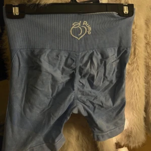 Blå shorts från Peach pump med scrunch  - Snygga blå shorts från Peach pump i nytt skick. Shortsen har scrunch där bak. 