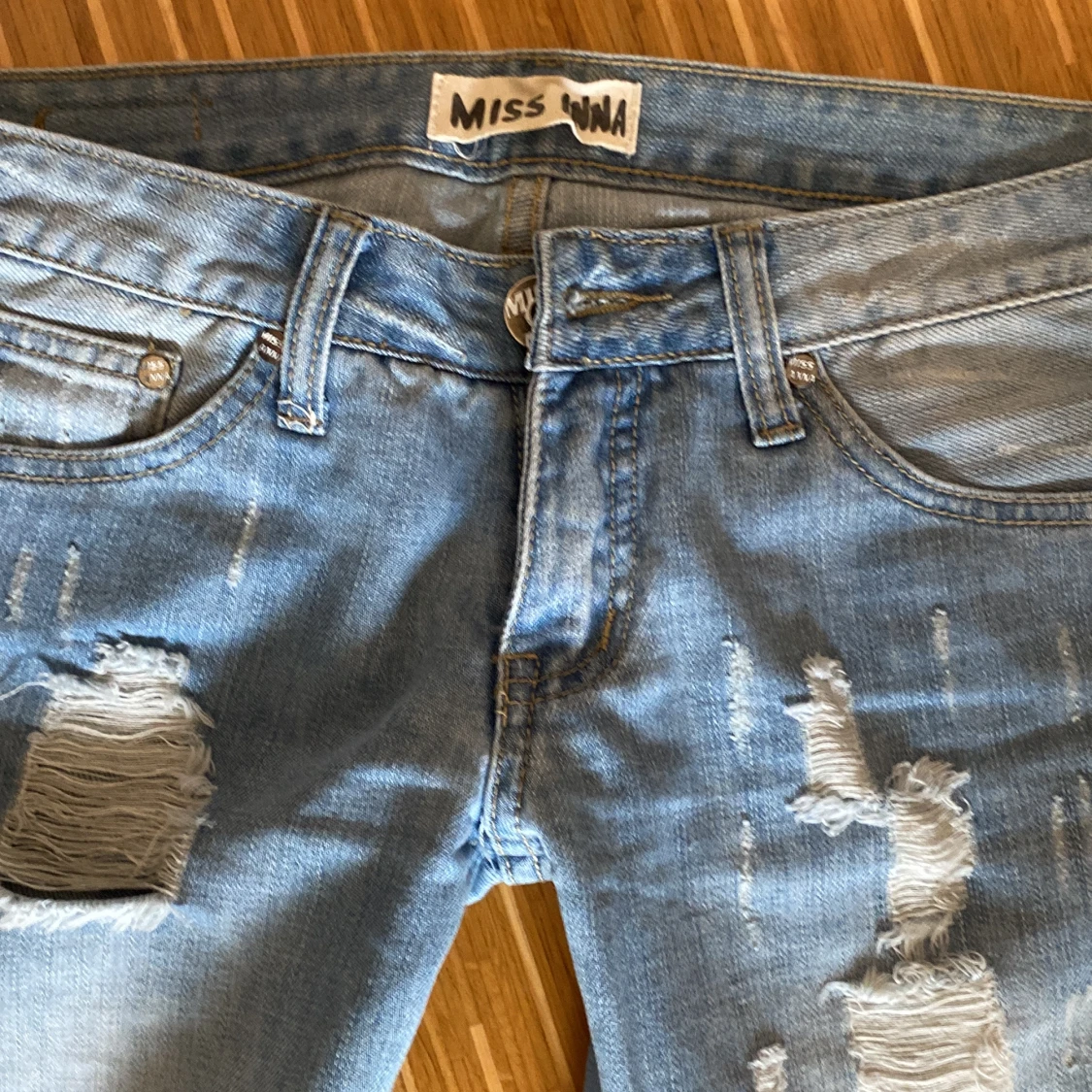 Logmidjade jeans med hål - 92
