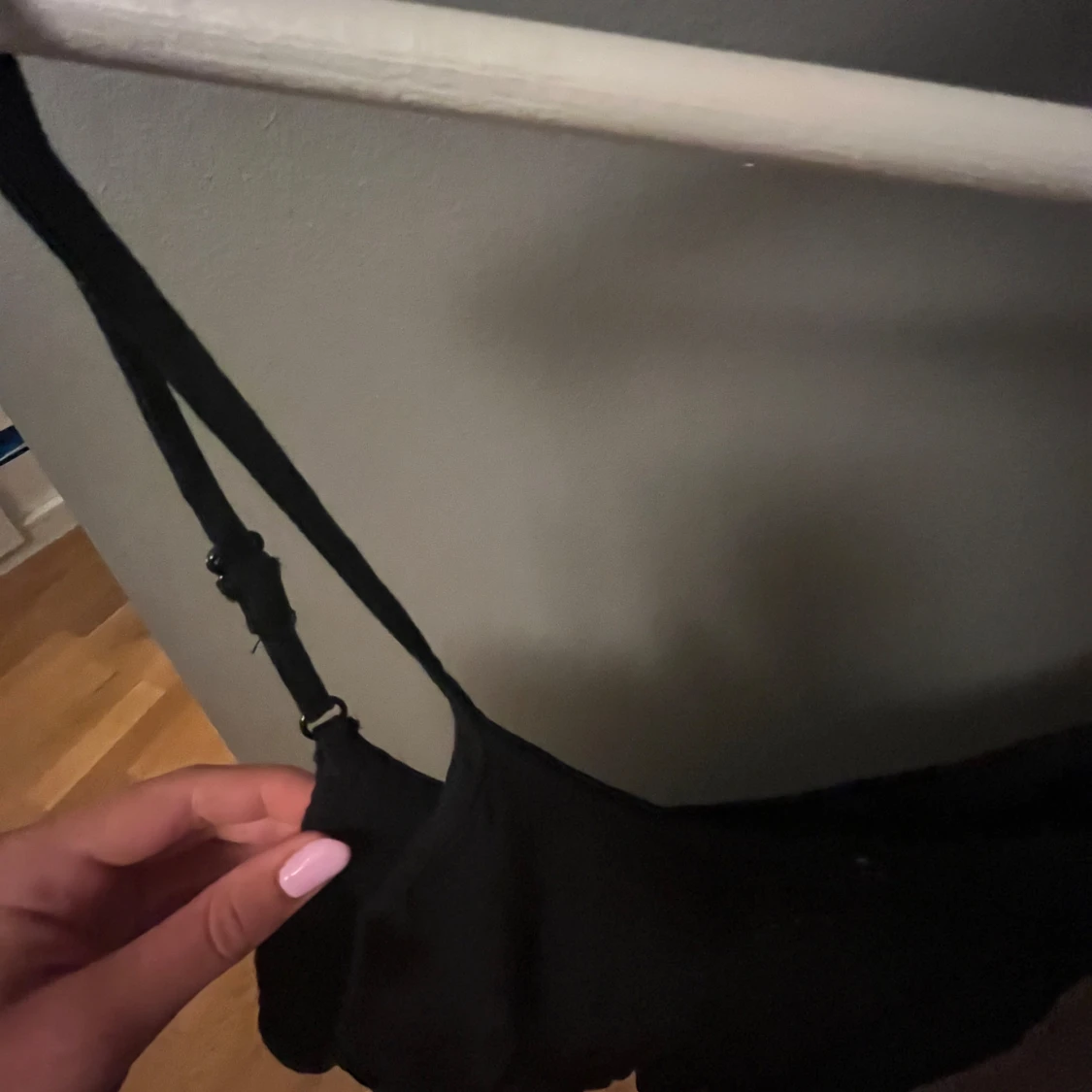 Svart klänning med smala axelband - 90