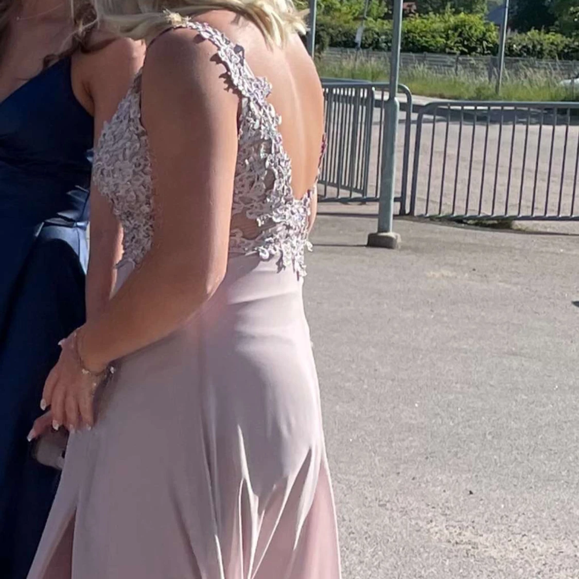 Ljusrosa långklänning med spetsdetaljer - 91