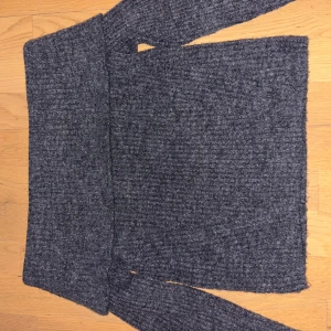 Grå stickad tröja från H&M - Säljer en mysig grå stickad tröja från H&M. Perfekt för kyliga dagar med sin mjuka och bekväma passform. Tröjan har långa ärmar och en klassisk design som passar till det mesta. Ett måste i garderoben för den som älskar stil och komfort.