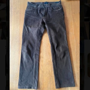 Bruna jeans från Burberry - Snygga bruna jeans från Burberry med klassisk design. De har en rak passform och är tillverkade i ett slitstarkt material. Perfekta för en stilren look. Storleken är 44 men jag skulle säga att de känns lite mindre.