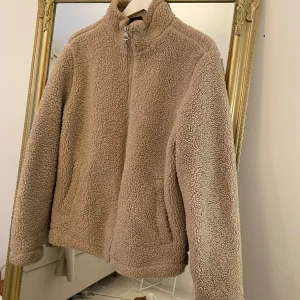 Beige teddyjacka  - Beige teddy jacka! Gott skick knappt använd! Passar till M, men också xs-s om du vill ha den lite oversize 