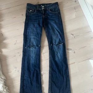 Mörkblå jeans med slitningar - Säljer ett par mörkblå jeans med slitningar vid knäna. 💗💗💗
