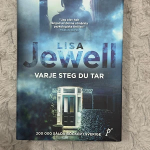 Varje steg du tar - Spännande psykologisk thriller av Lisa Jewell. Boken handlar om familjehemligheter, passion och ett oförklarligt mord. Perfekt för dig som gillar nervkittlande läsning.