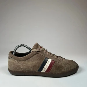 Bruna sneakers från Moncler - Moncler skor | storlek 40 men passar upp till 41 | kan bli inlämnade på professionell tvätt innan post men isf 100kr extra | nypris runt 7000kr | låda ingår inte | priset är inte hugget i stenen så kom med bud👀