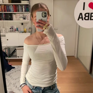 Vit offshoulder topp - Säljer en snygg vit offshoulder topp med långa ärmar💘I jätte bra skick, inga defekter! Storlek S men passar bra också Xs. Använder det inte längre själv. Köpte från Arket. Kom gärna med bud💝