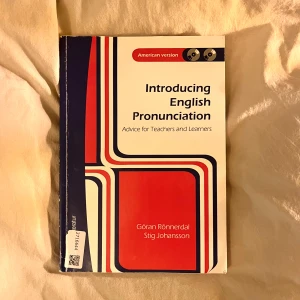 Introducing English Pronunciation  - Säljer boken ”Introducing English Pronunciation - Advice for Teachers and Learners” av Göran Rönnerdal & Stig Johansson (2005, American version) i bra skick! Boken är läst, men har inga märkningar eller böjda kanter på insidan, som ny! Lagom sliten utsida (se bilder). Original CD ingår. Ingen retur. Packar boken i flera lager för att minska risken för skada under leverans. Kan skicka med post eller mötas upp i Uppsala! Det är bara att skriva om du har några frågor! <3