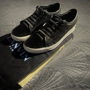 Lanvin cap toe - Feta efterfrågade Lanvins. Skicket är 7/10. Defekterna är minimala och syns ej vid användning. Mockan på högra skon kan lätt fixad till med Mocka repair kit✅Låda medföljer inte. Dustbag medföljer och priset är absolut inte hugget i sten. Hör av vid minsta fundering😁