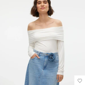 Vit offshoulder topp  - Snygg vit offshoulder topp med långa ärmar. Passar bra till både jeans och kjol. Materialet är i tshirt material. Tröjan är Helt ny med prislappen kvar. Lånade bilder från nätet. Köptes för 300 men säker för 180. Pris kan diskuteras 