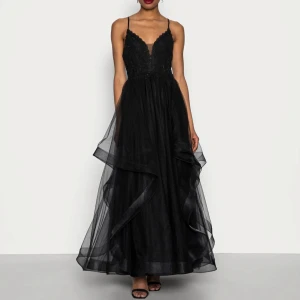 Balklänning - Säljer denna superfina balklänningen från Mascara! Ovandelen glittrar💖Modellen på bilderna är 178 cm, storlek 36. Jag är 166 och klänningen sitter bra på mig😇Klänningen finns tyvärr inte på Zalando längre! Finns bilder på. Sänkt pris vid snabb affär!