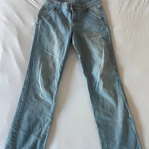 Ljusblå jeans med bootcut - Jättesnygga ljusblå utsvängda jeans! Skriv för mått