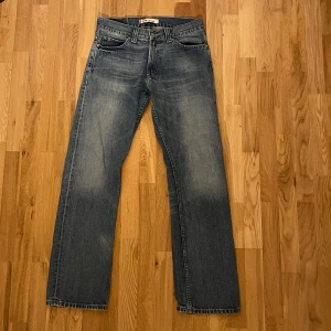 Levis 506 Jeans  - Säljer dessa sjukt snygga Levis 506 jeans⭐️Jeansen är använda men har inga defekter. Passformen är riktigt najs 🍁🙌 Nypris för denna pärla ligger omkring 1200. Storleken är W32 och L34🙌Tveka inte på att höra av er vid minsta fråga eller fundering🙌🤝