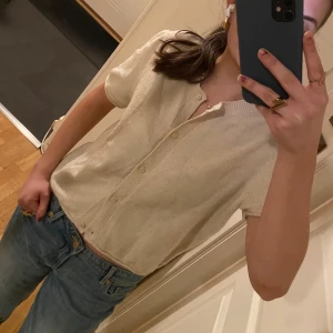 Kofta  - En så fin kofta med korta ärmar🌟 