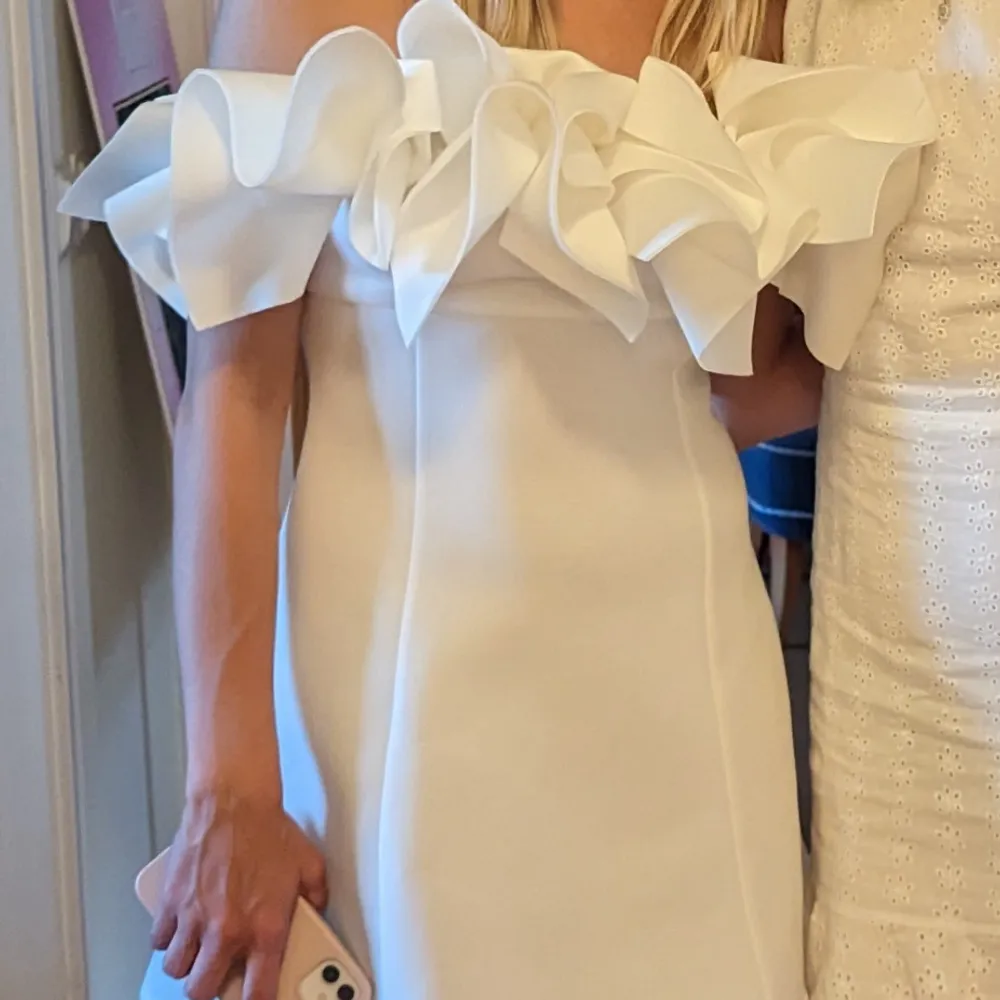 Superfin och unik klänning från asos som endast är använd en gång på studenten🤍pris kan såklart diskuteras!!. Mekot.